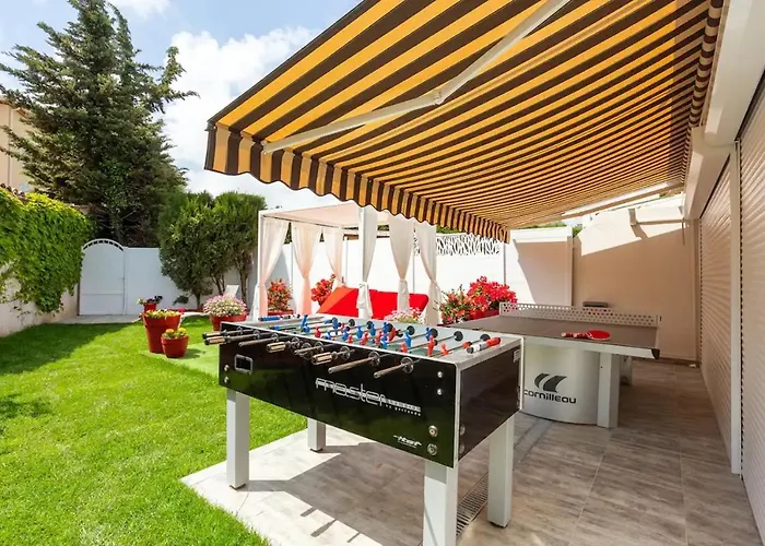 High Standing! 200M2 Private Garden Jacuzzi Sun Bed & Interior Spa
